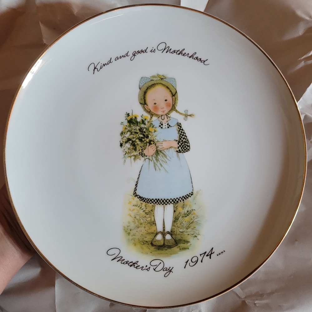 Holly Hobbie Mother's Day Commerative Edition 1974 Plate Gold Trim